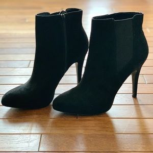 Black Nine West heeled booties